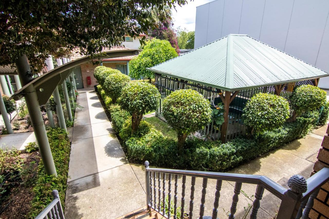อัลบูรี จอร์เจียน โมเทล แอนด์ สวีท Hotel ออลเบอรี ภายนอก รูปภาพ